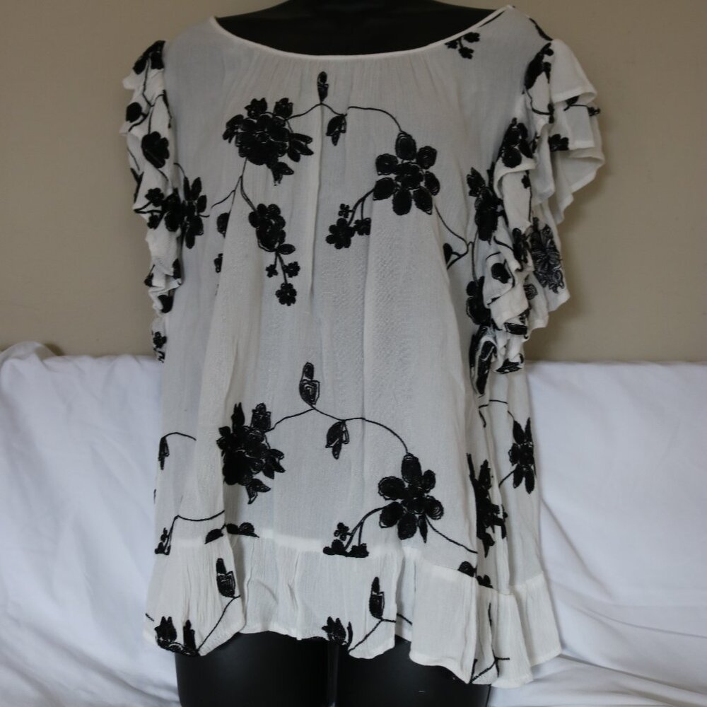 🌼 Chic White Floral Ruffle Blouse 🌸